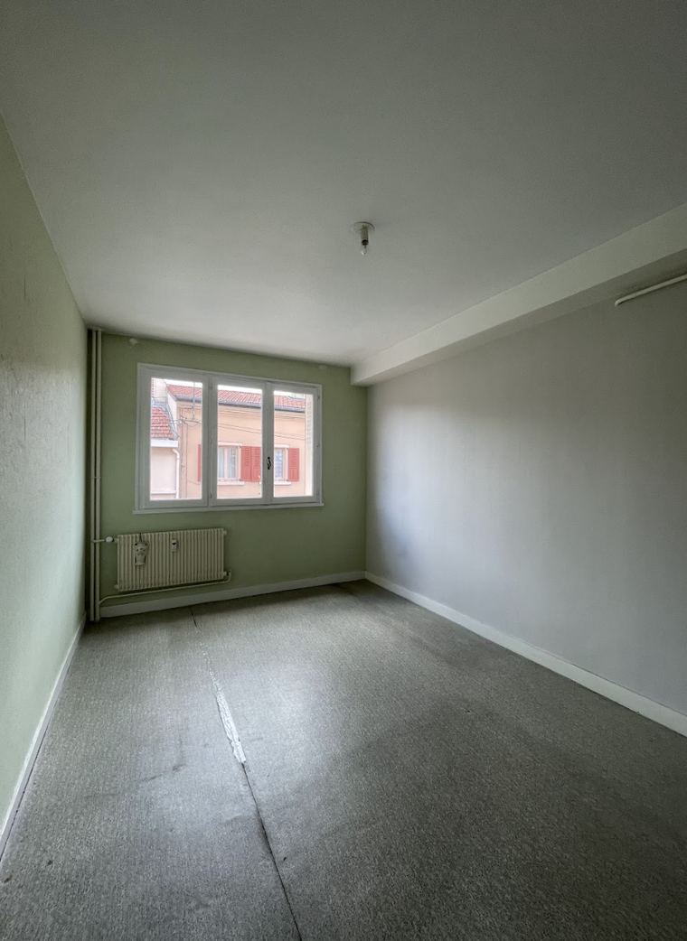 Appartement spacieux avec balcon et cave, proche du centre-ville et de l'université — photo