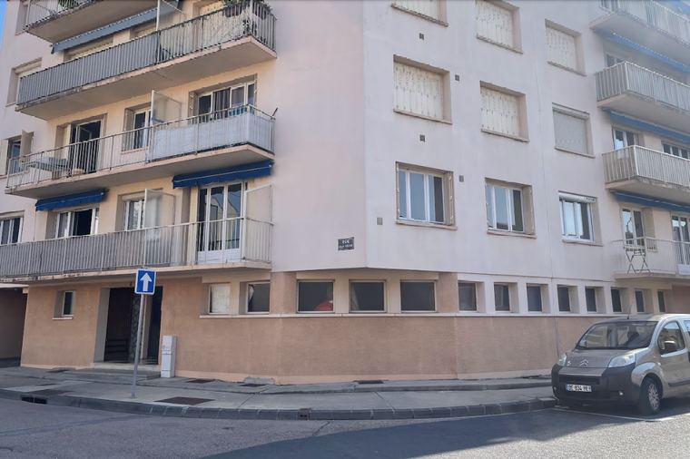 Appartement spacieux avec balcon et cave, proche du centre-ville et de l'université