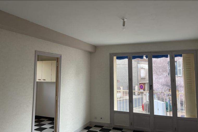Appartement spacieux avec balcon et cave, proche du centre-ville et de l'université — photo