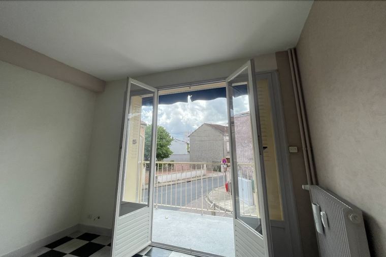 Appartement spacieux avec balcon et cave, proche du centre-ville et de l'université — photo