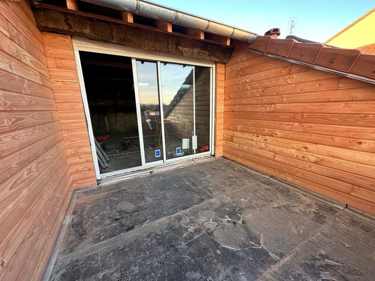 Magnifique appartement sous combles 100 M2 avec terrasse Tropézienne à vendre au Coteau !