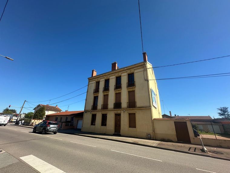 Immeuble 300 m² - Le Patio Villemontais