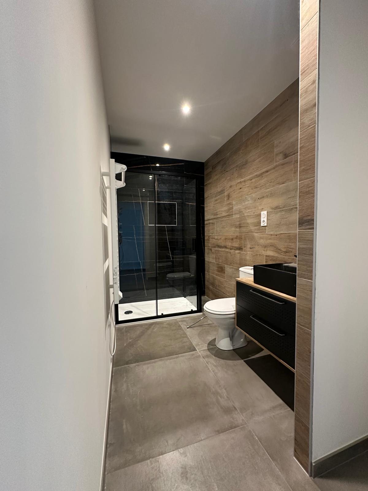 Salle d'eau entièrement rénovée par les artisans partenaires de Manalex