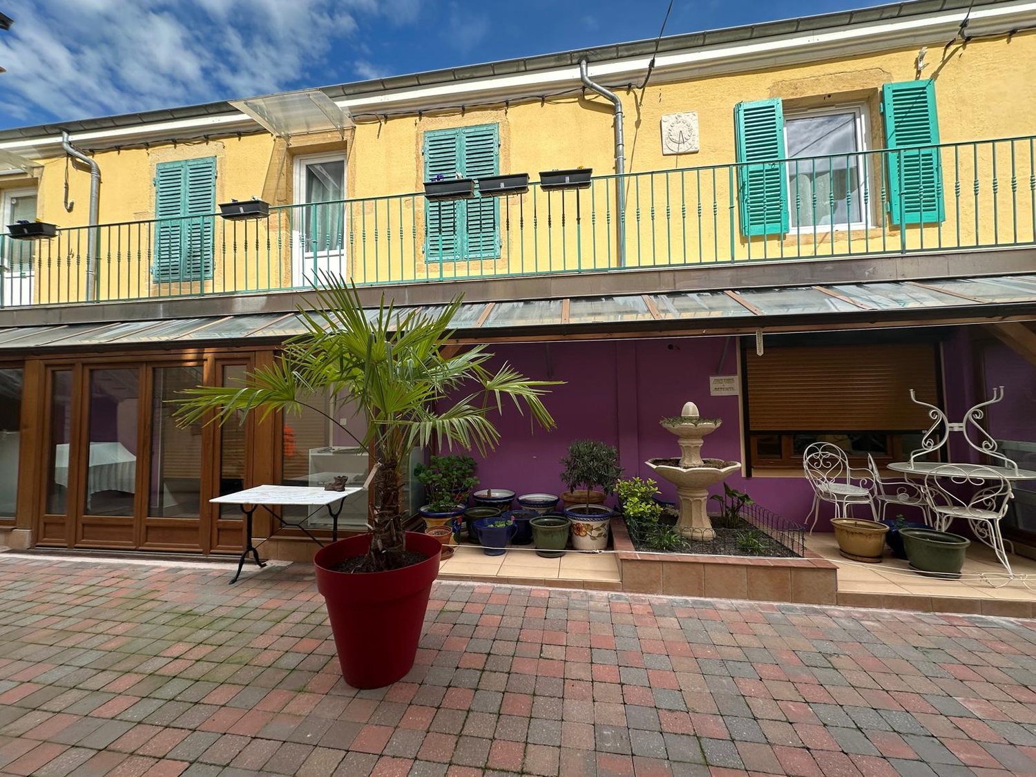 Terrasse et jardin d'une maison rénovée dans le bassin roannais, secteur nord de Roanne